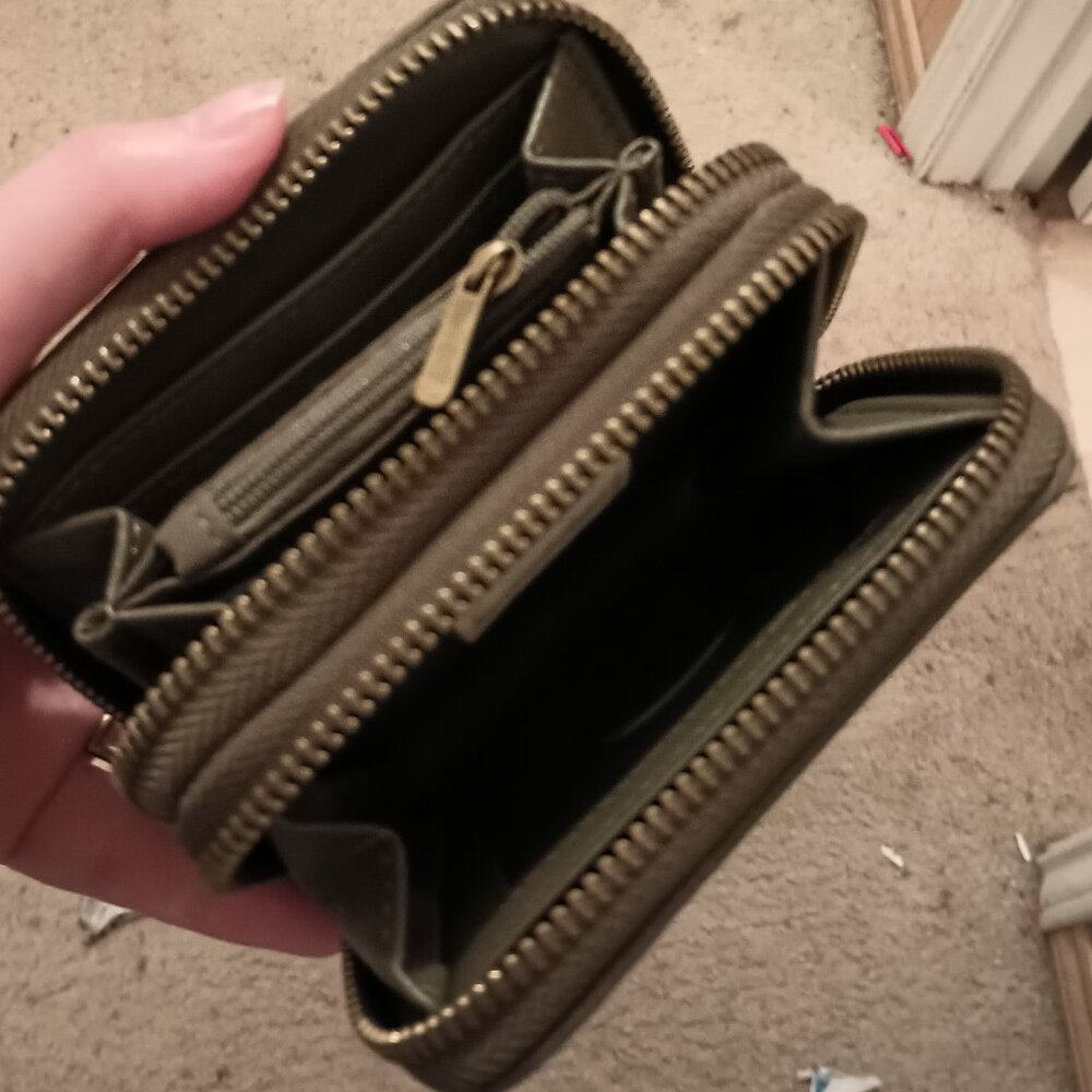 Universal Thread wallet